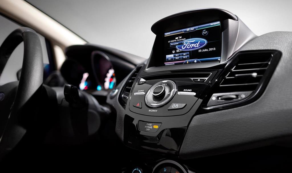 Sistema de Conectividad SYNC® MyFord Touch permite controlar los dispositivos de telefonía, entretenimiento y navegación satelital.